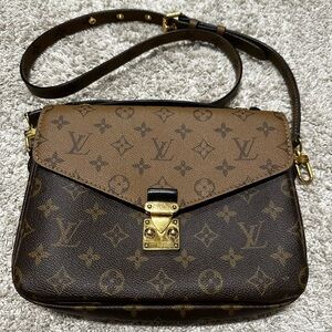 Louis Vuitton Pochette Metis bag in Monogram Reverse